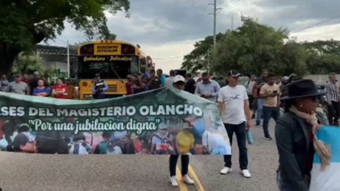 Docentes se toman carrerera en Olancho