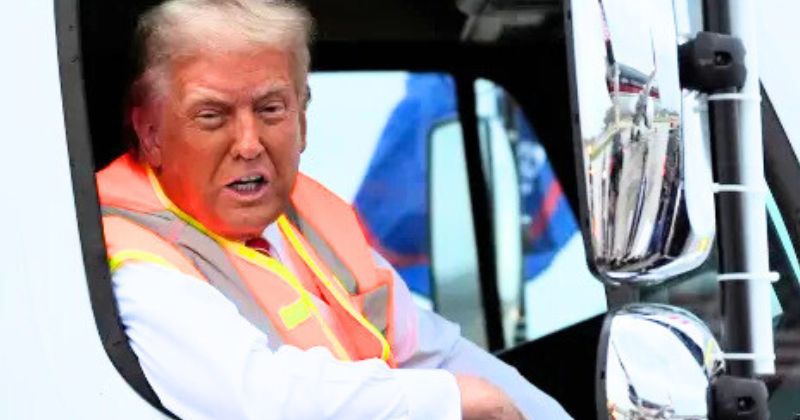 Donald Trump viaja en camión de basura para burlarse de comentario de Biden