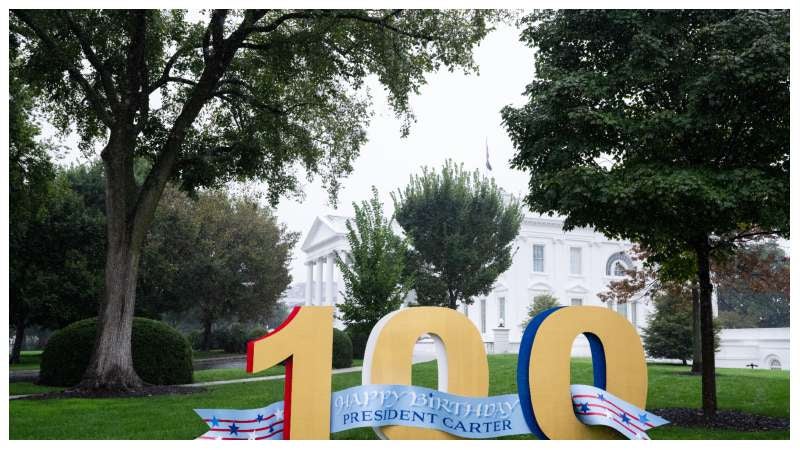 Un cartel en el jardín norte de la Casa Blanca desea un “feliz cumpleaños” al expresidente estadounidense Jimmy Carter.