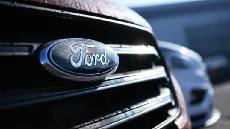 Ford revisa 90,000 vehículos por peligro en el motor