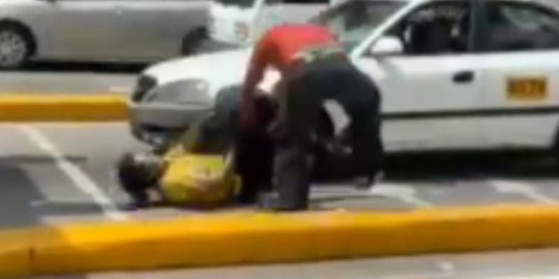 Captan a motociclista golpeando a agente de orden vial de la AMDC