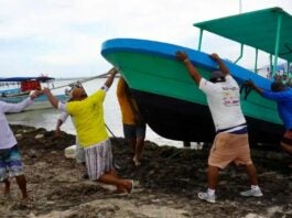 Rescatan vivos a otros cuatro pescadores que naufragaron por huracán Milton