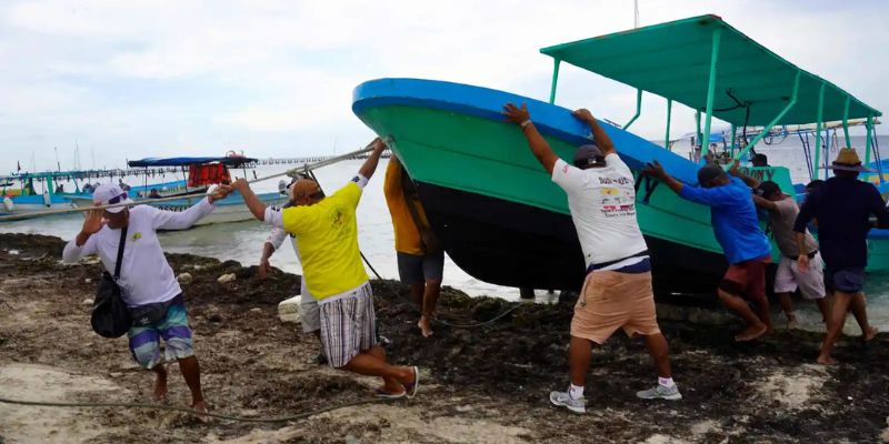 Rescatan vivos a otros cuatro pescadores que naufragaron por huracán Milton