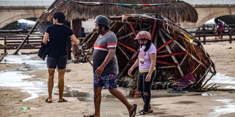 Rescatan vivos a otros cuatro pescadores que naufragaron por huracán Milton