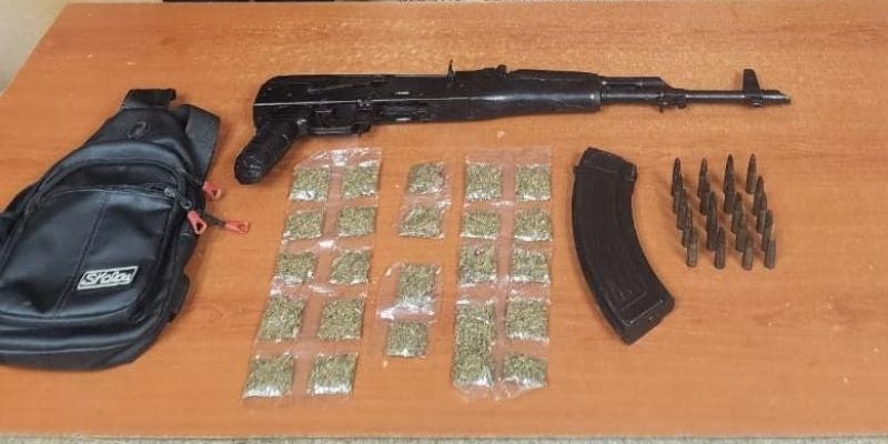 Cae anciana con un fusil AK-47 y droga en SPS