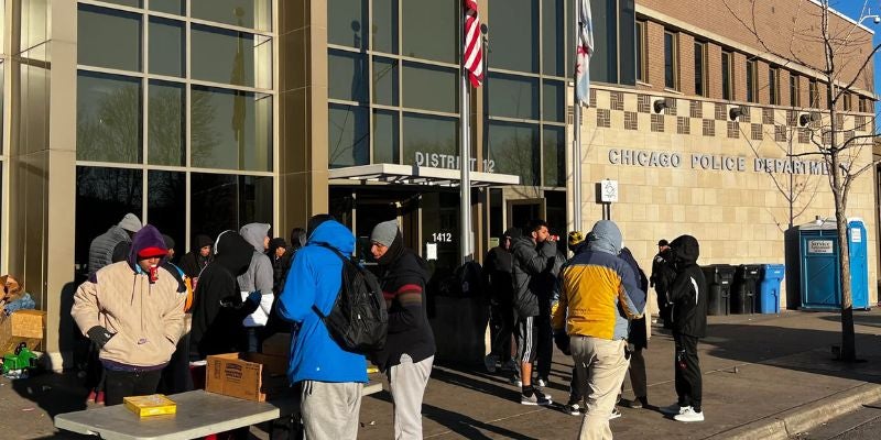 Cerrarán albergues para inmigrantes en Chicago