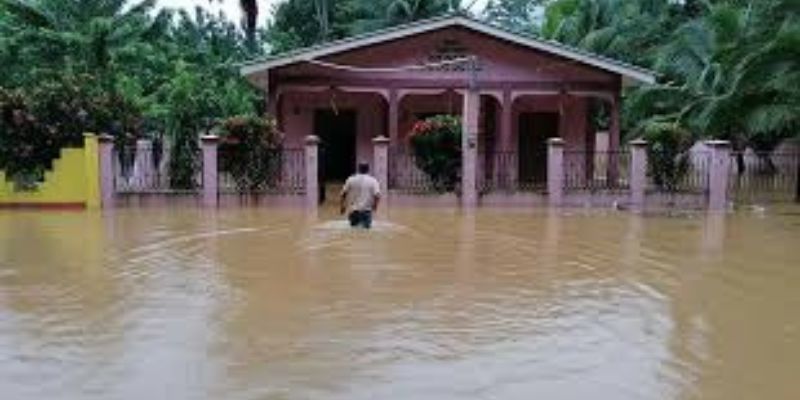 Fuertes lluvias dejan inundada alrededor de 800 familias en La Masica, Atlántida