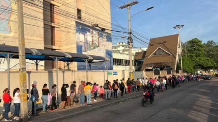 Abarrotado amanece el Hospital Escuela en TGU