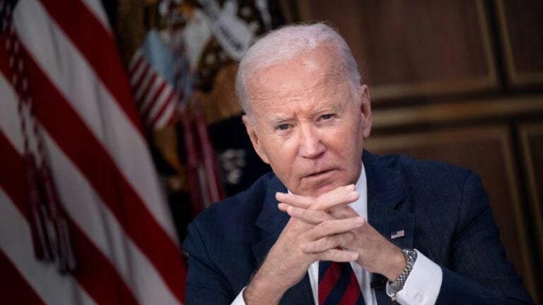 Biden critica a Trump por su "avalancha de mentiras" sobre los huracanes