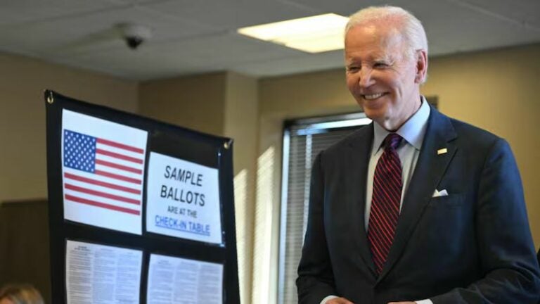 Joe Biden vota en las elecciones presidenciales de Estados Unidos