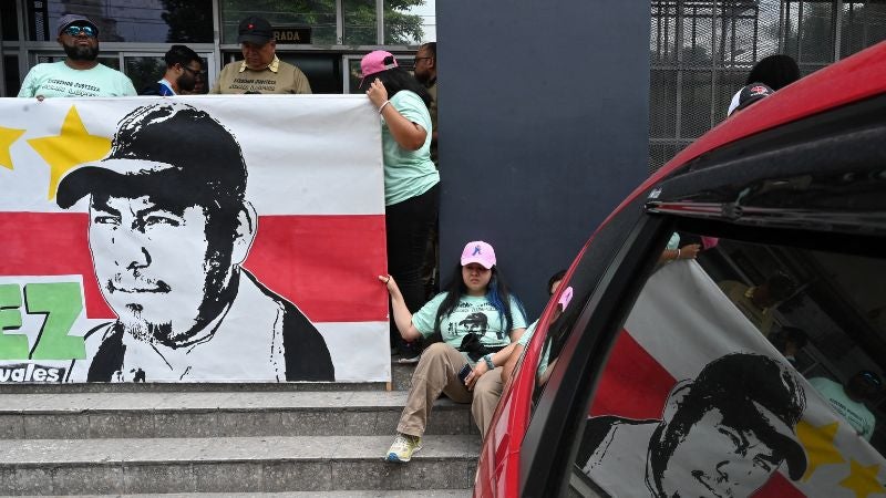 Manifestantes se pronuncian ante el asesinato de Juan López. 