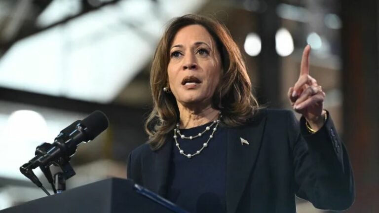 Kamala Harris insta a elegir entre un futuro esperanzador o el ‘caos’