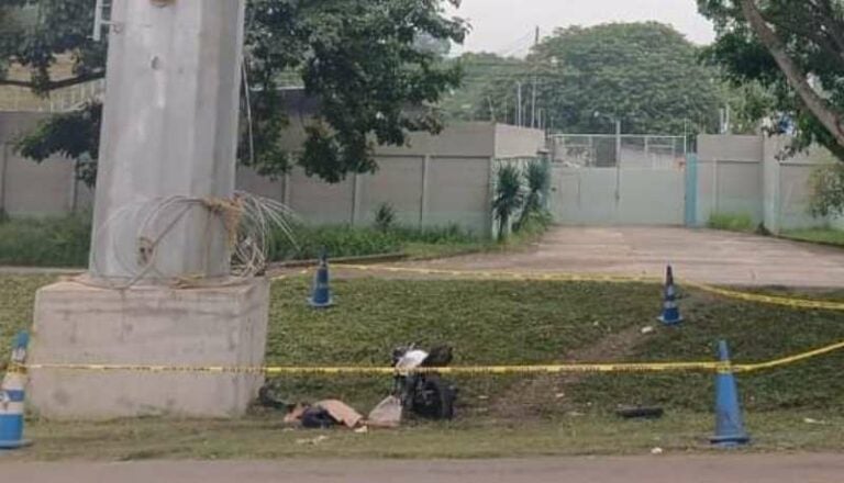 Motociclista muere al estrellarse contra base de concreto en Villanueva