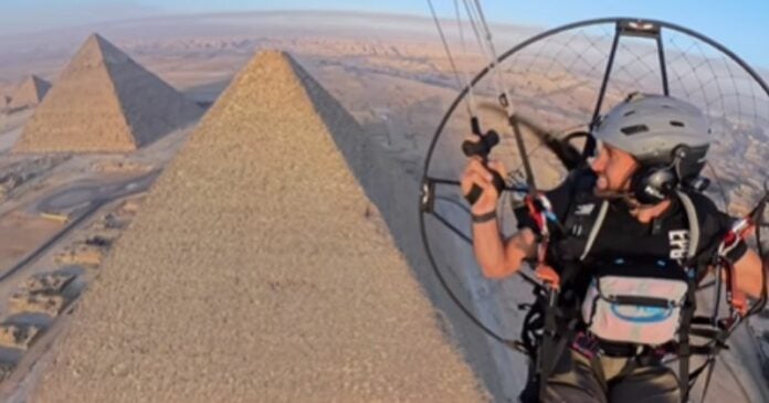 ¡Sorprendente! Perro conquista cima de Pirámide de Guiza