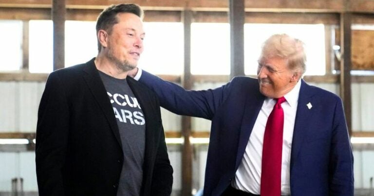 Musk aparece por primera vez en mitin de Trump