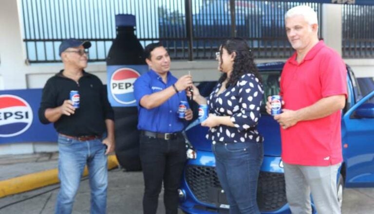 Pepsi culmina su promoción «Todo X ganar» con entrega de un carro y dos motos