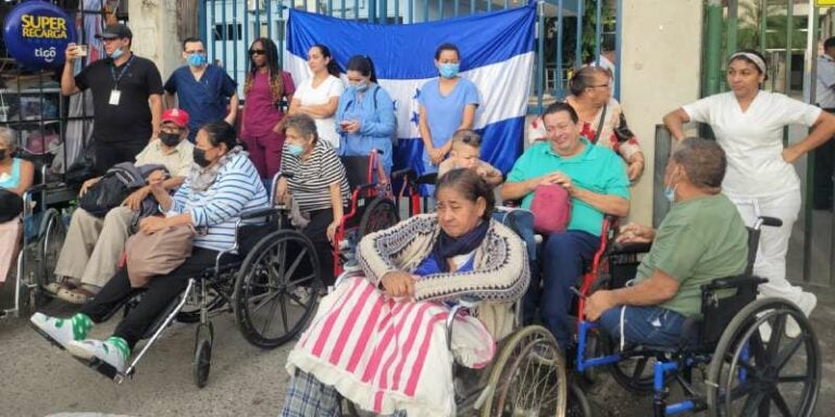 Pacientes renales se unen a protesta de enfermeros del IHSS en SPS