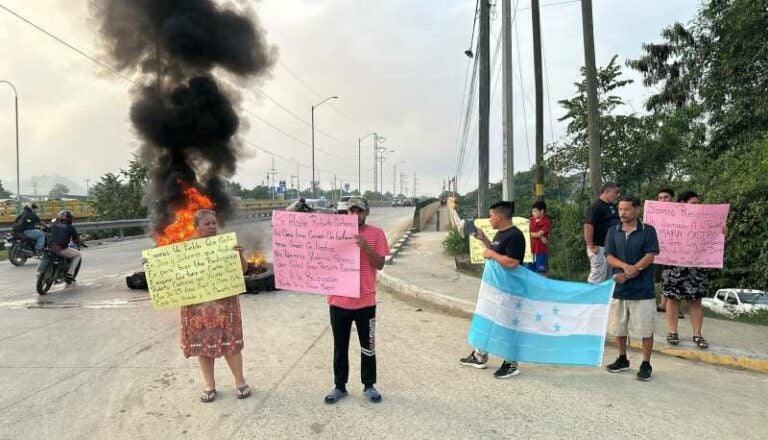 Pobladores de los bordos de la Bográn protestan por ordenanza de desalojo