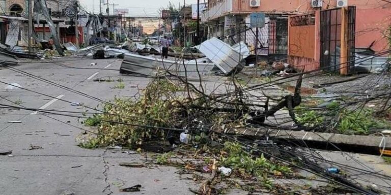 Fuertes vientos causan desastre en el centro de Puerto Cortés