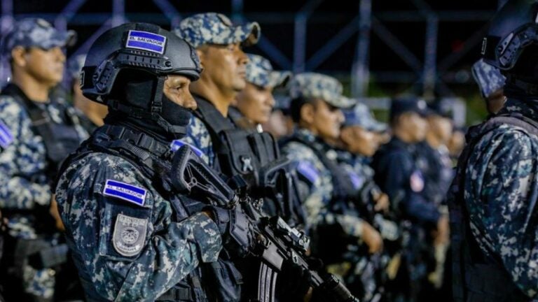 Policías y militares cercan barriada de El Salvador para capturar pandilleros