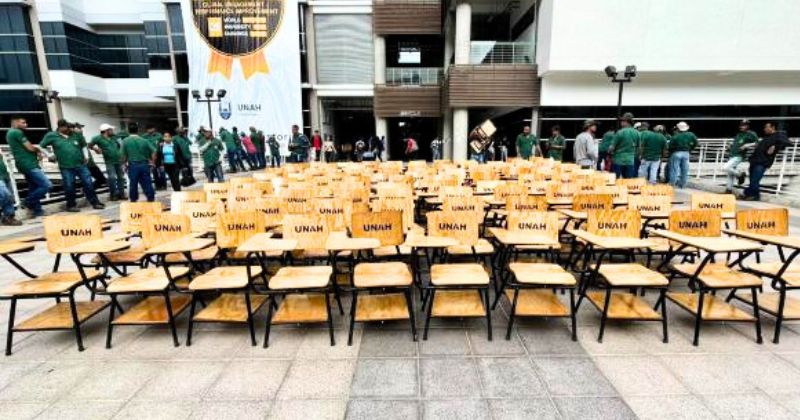 Captan al rector Fernández distribuir pupitres en edificios de Ciudad Universitaria