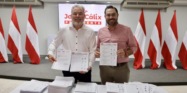 Roberto Contreras entrega 16 mil firmas para inscribir movimiento ante PLH