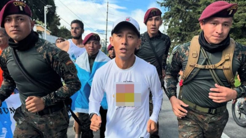 Soldados resguardan a Shin Fujiyama en su recorrido por Guatemala