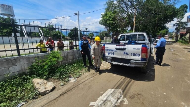 Policías y vecinos evitan que un joven se quite la vida en SPS