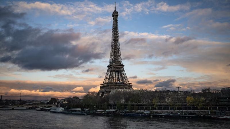 La Torre Eiffel apagará sus luces en memoria de las víctimas del ataque del 7 de octubre