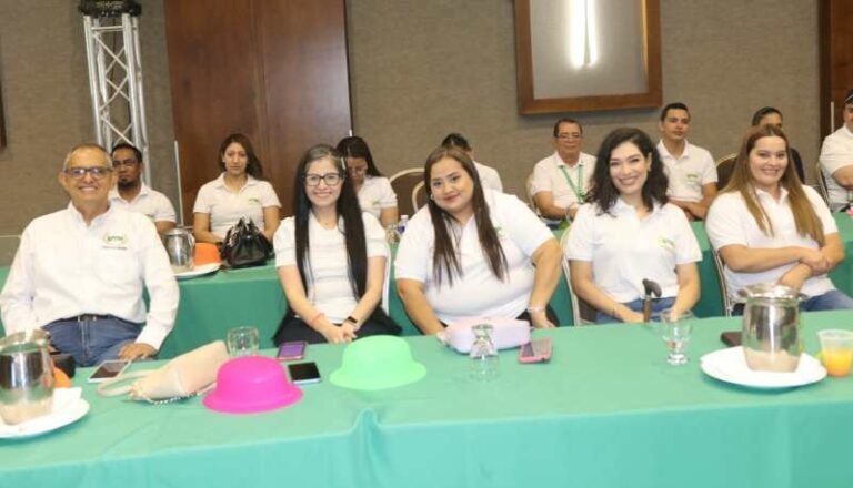 UTH realiza convención de líderes y premia equipo de trabajo