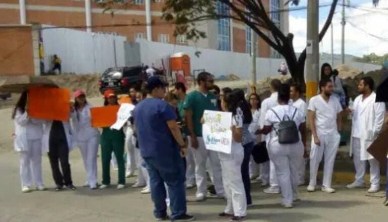 Estudiantes de Unicah denuncian suspensión de pago de becas