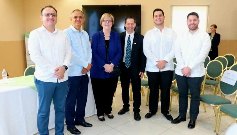 UTH recibe importante visita de la embajadora Laura Dogu