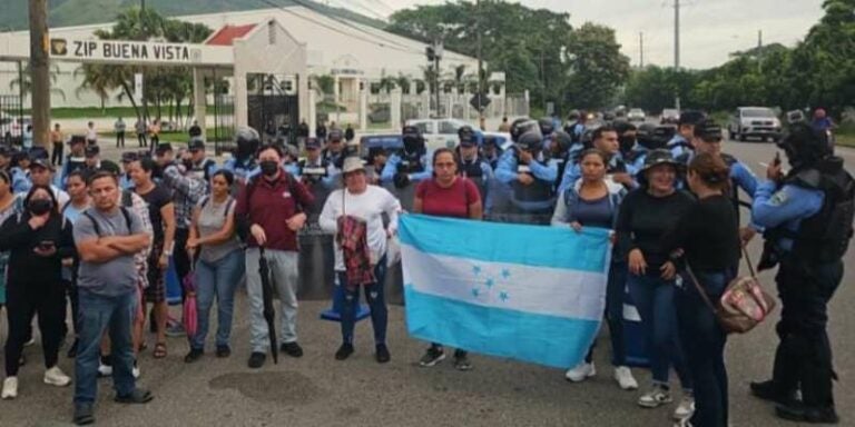 Agentes policiales impiden toma de exempleados en Villanueva, Cortés