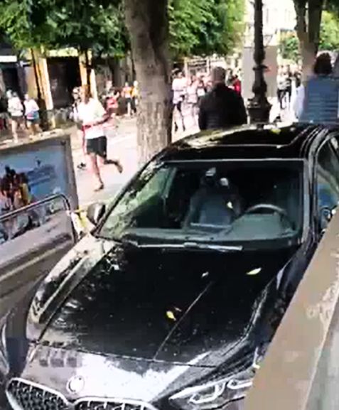 Conductor en estado de ebriedad atasca vehículo en el metro de Valencia