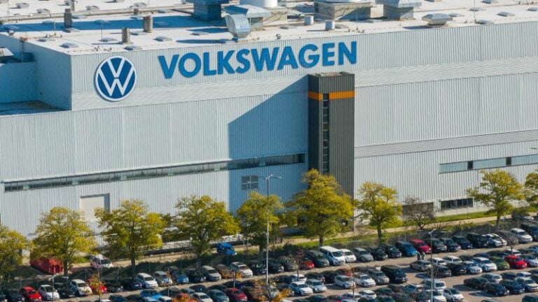 Volkswagen cerrará tres fábricas en Alemania y recortará miles de empleos