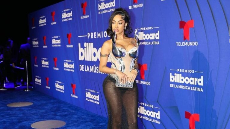 Yailin deslumbra en la alfombra de los Premios Billboard