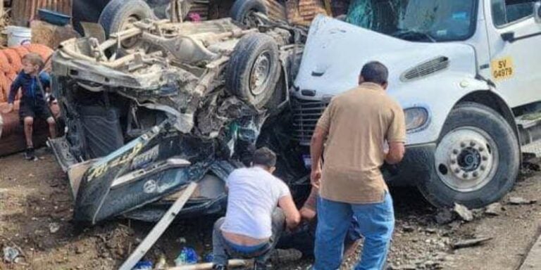 Cuatro heridos deja accidente entre microbús y camión en Santa Bárbara