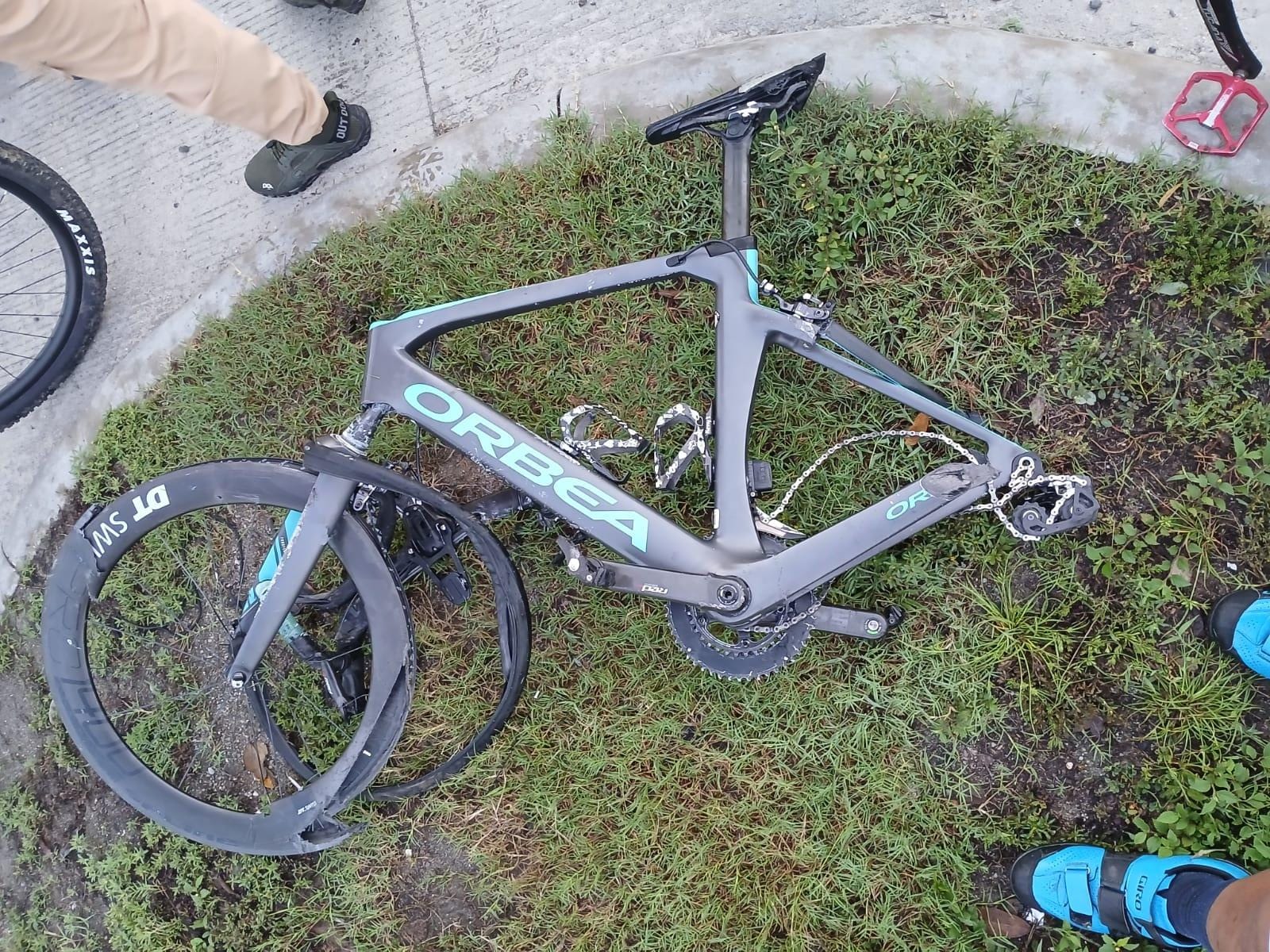 Una de las bicicletas quedó totalmente destruida.