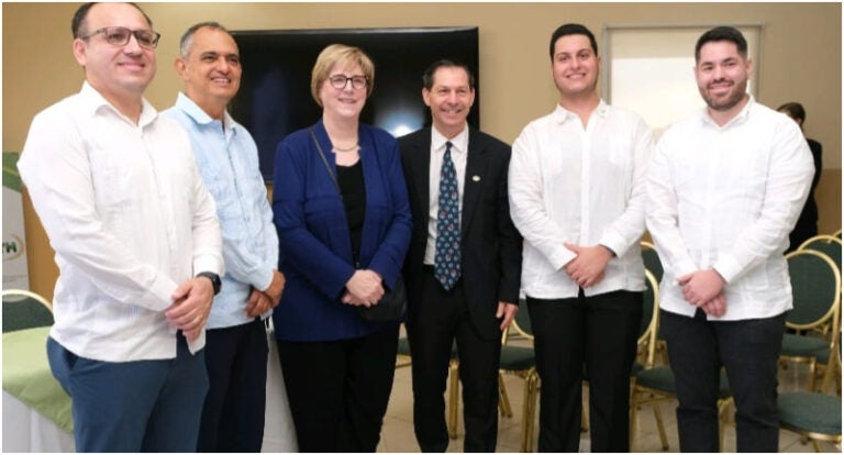 Visita de la embajadora de los Estados Unidos a UTH fortalece lazos de cooperación