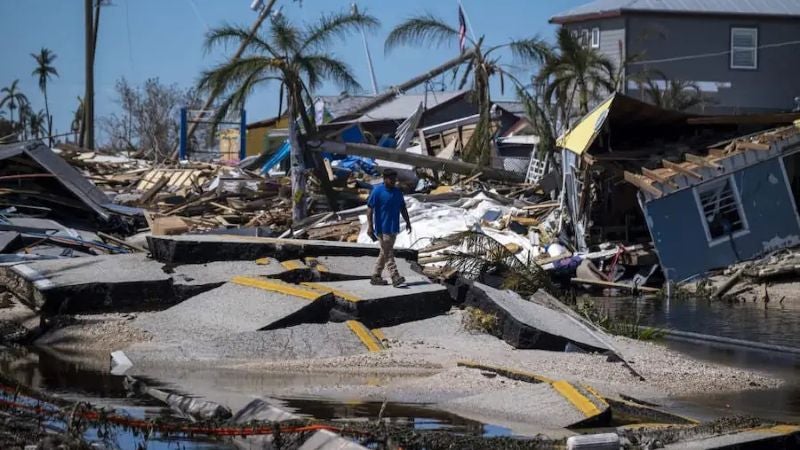 floridanos regresan a casas tras huracanes