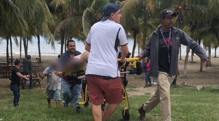 Hombre es atacado por tiburón en la playa municipal de Tela