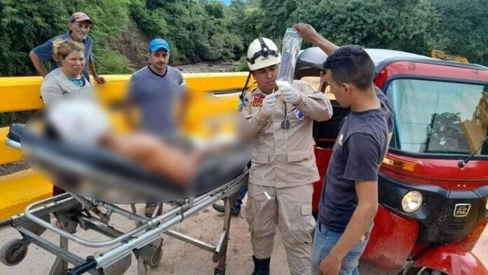 Una madre y su hijo fueron capturados por haber atacado con arma blanca a un hombre en la aldea Cerro Grande, en el municipio de Santa Bárbara, al occidente de Honduras.