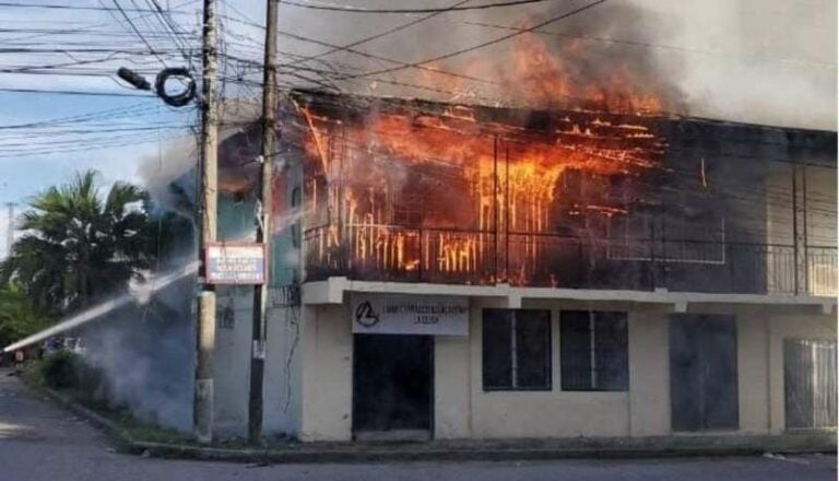 Incendio estructural consume dos negocios en La Ceiba, Atlántida