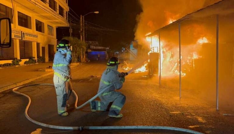 Voraz incendio consume trece locales en San Pedro Sula