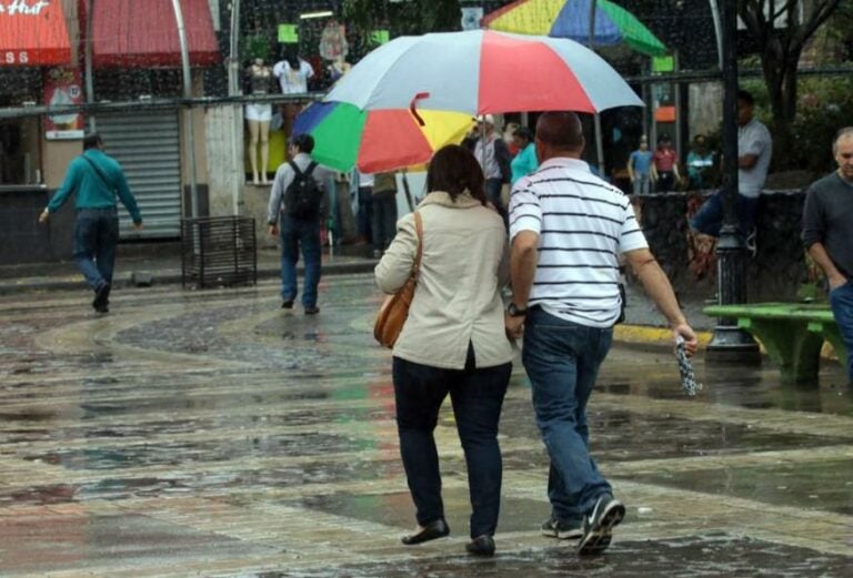 Lluvias persistirán este jueves debido a vientos del huracán Milton