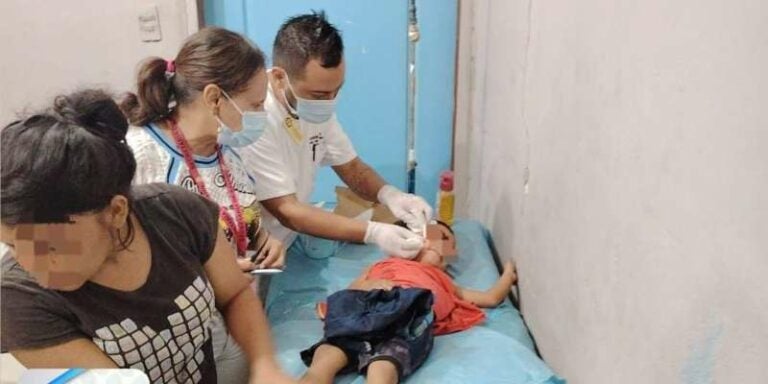 Policías auxilian a niño atacado por perro en Chamelecón