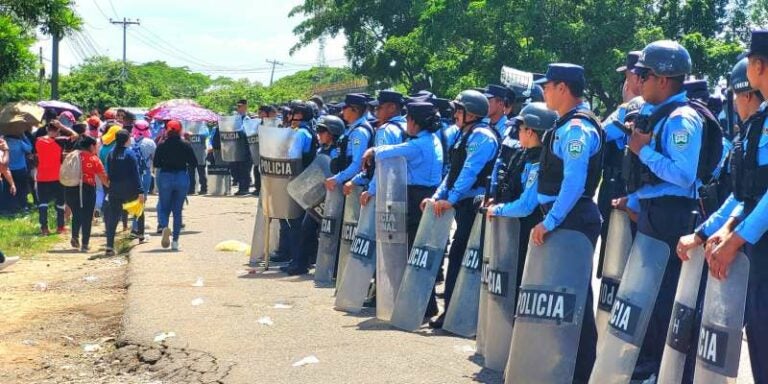 Policía desaloja a exempleados de maquila que exigen prestaciones en Villanueva