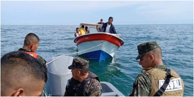 Rescatan a 13 turistas de embarcación que sufrió accidente en La Ceiba