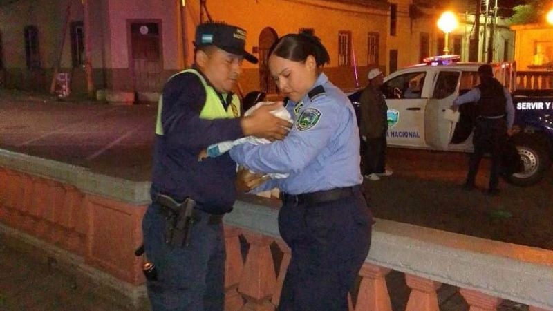 Encuentran a un bebé recién nacido abandonado