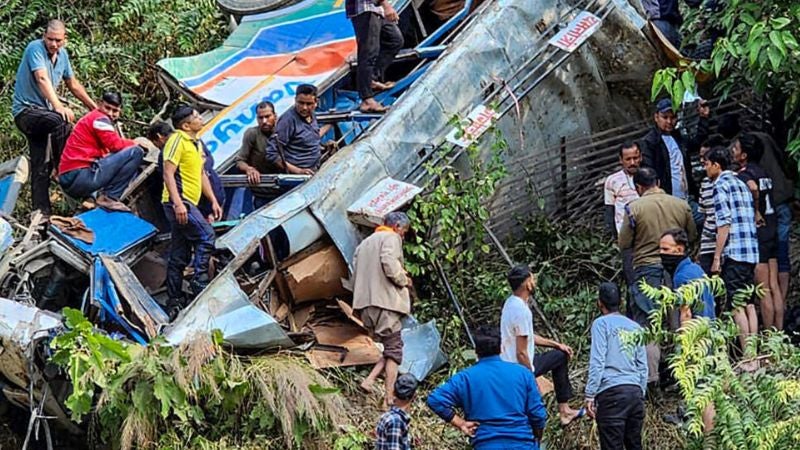 Al menos 36 muertos en un accidente de autobús en India